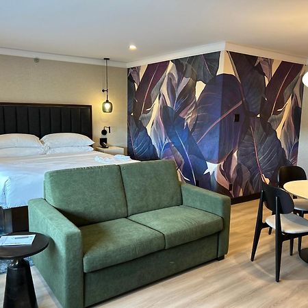 Sheraton Laval Hotel Bagian luar foto