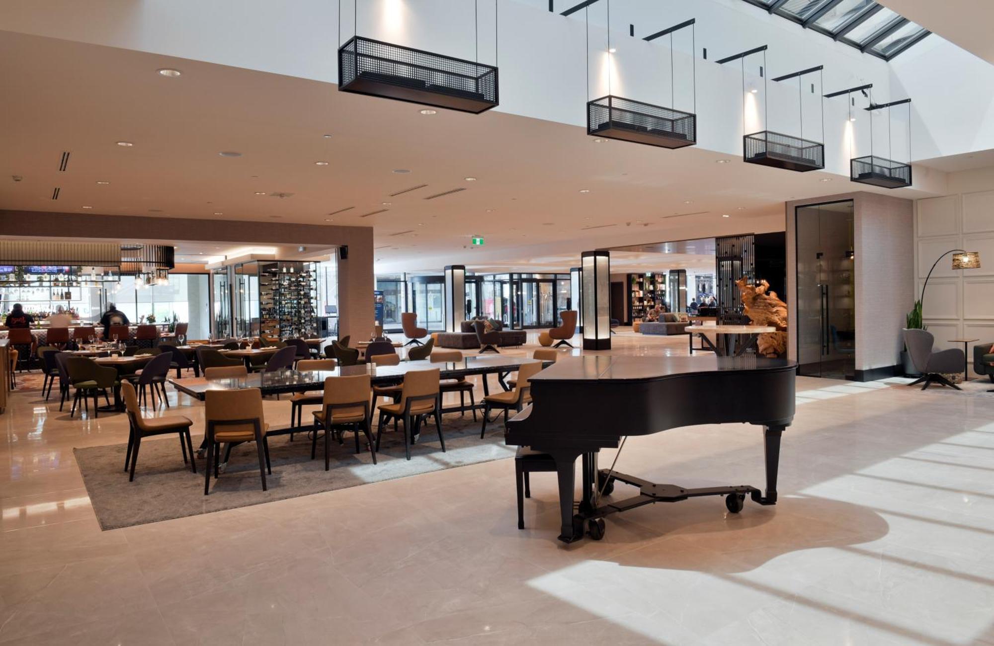 Sheraton Laval Hotel Bagian luar foto