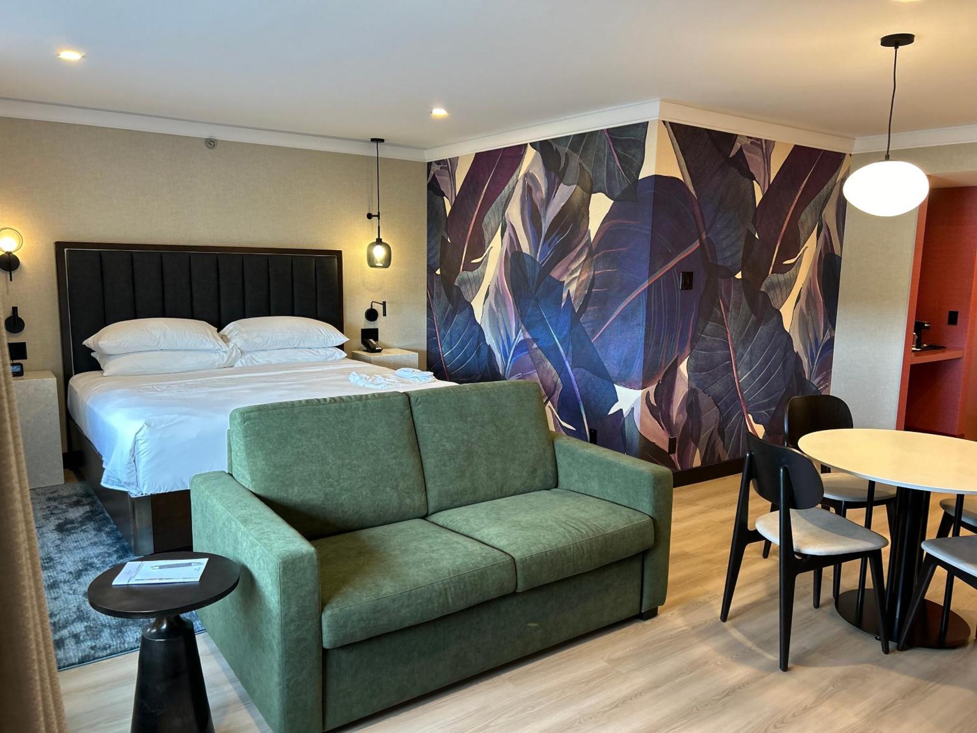 Sheraton Laval Hotel Bagian luar foto