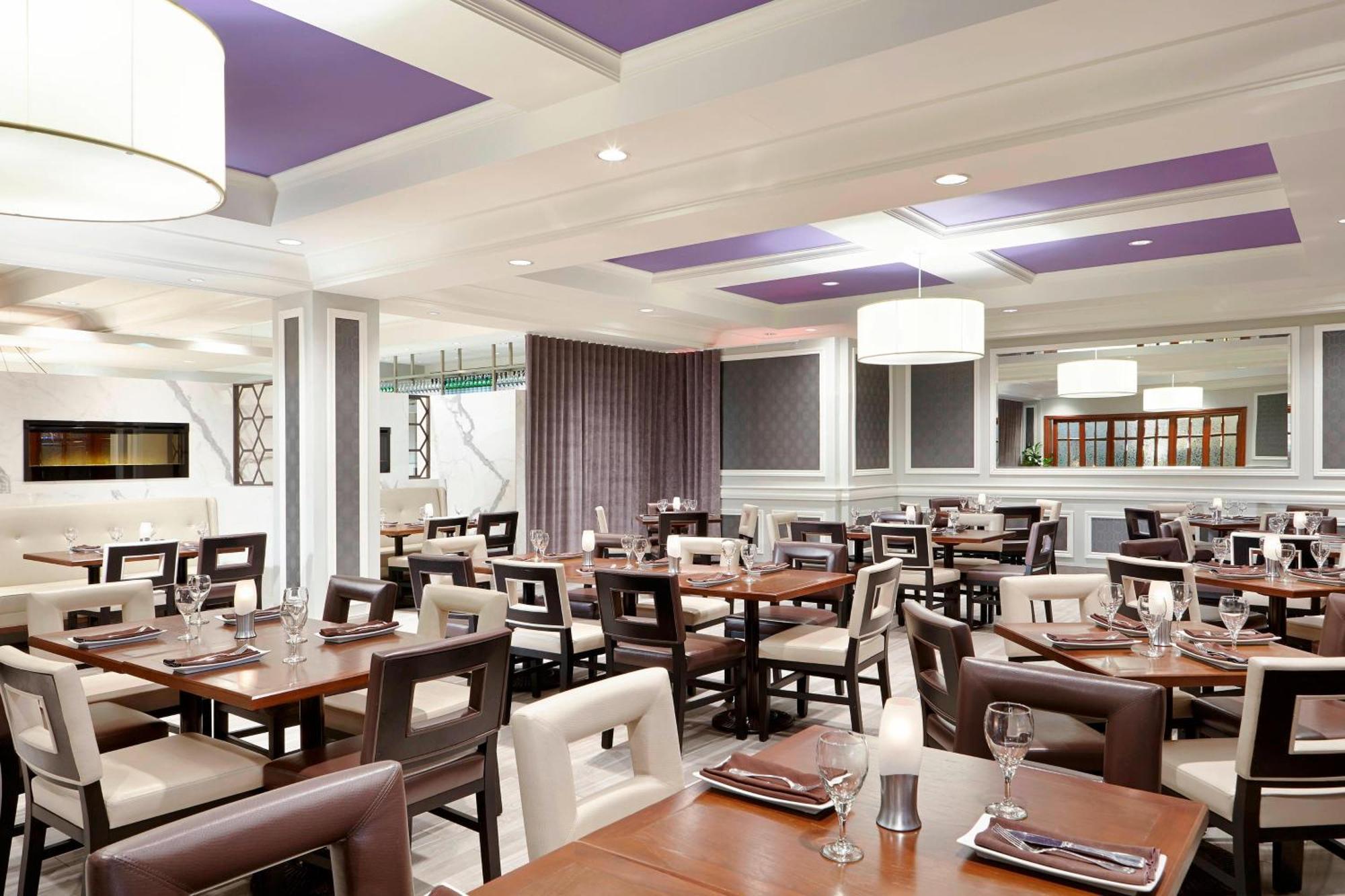 Sheraton Laval Hotel Bagian luar foto