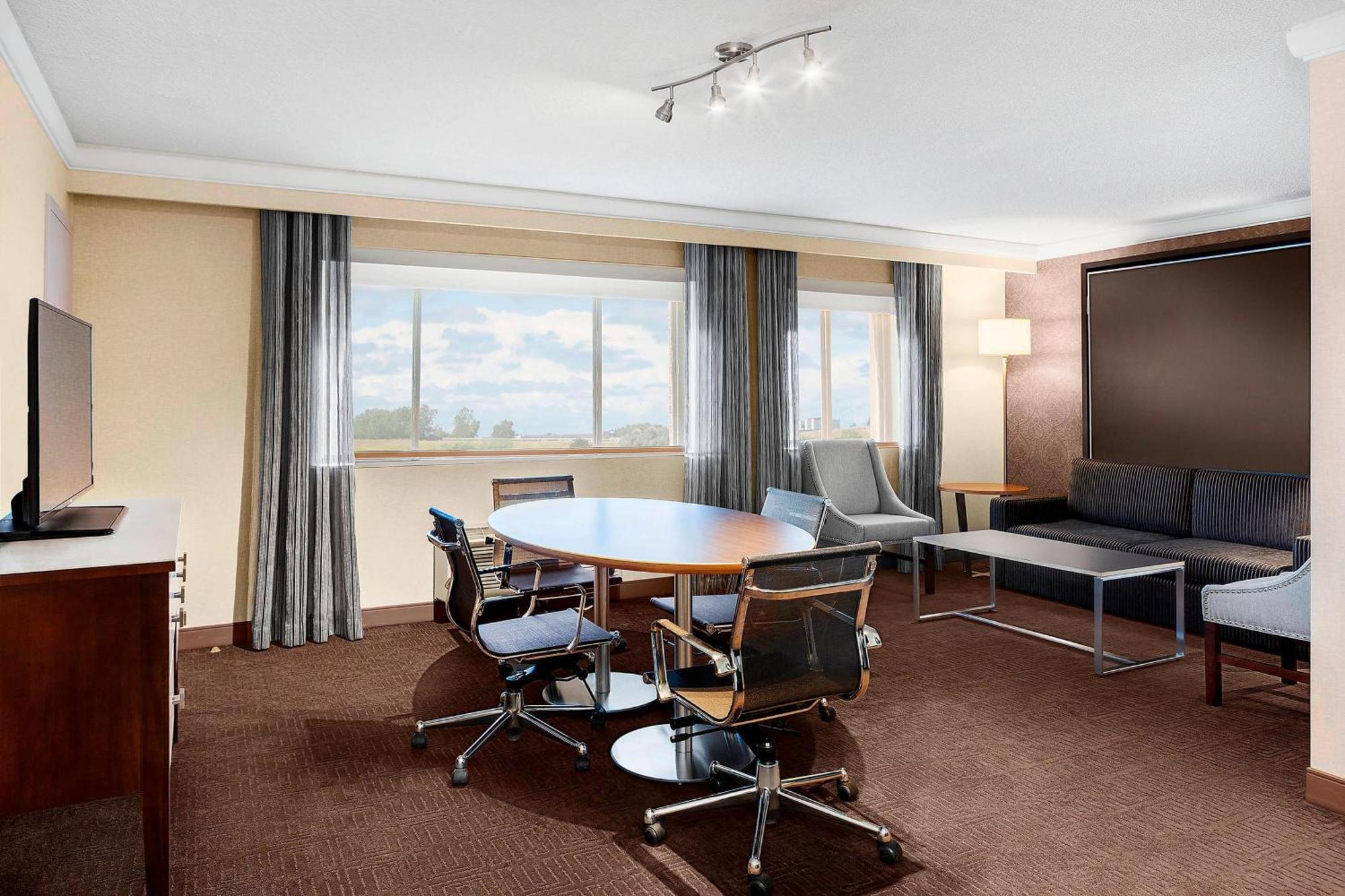 Sheraton Laval Hotel Bagian luar foto